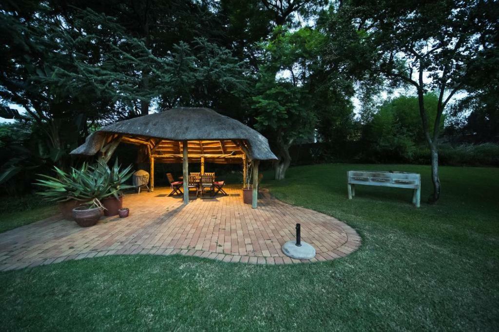 50 On Shepherd Boutique Guest House แซนด์ตัน ภายนอก รูปภาพ
